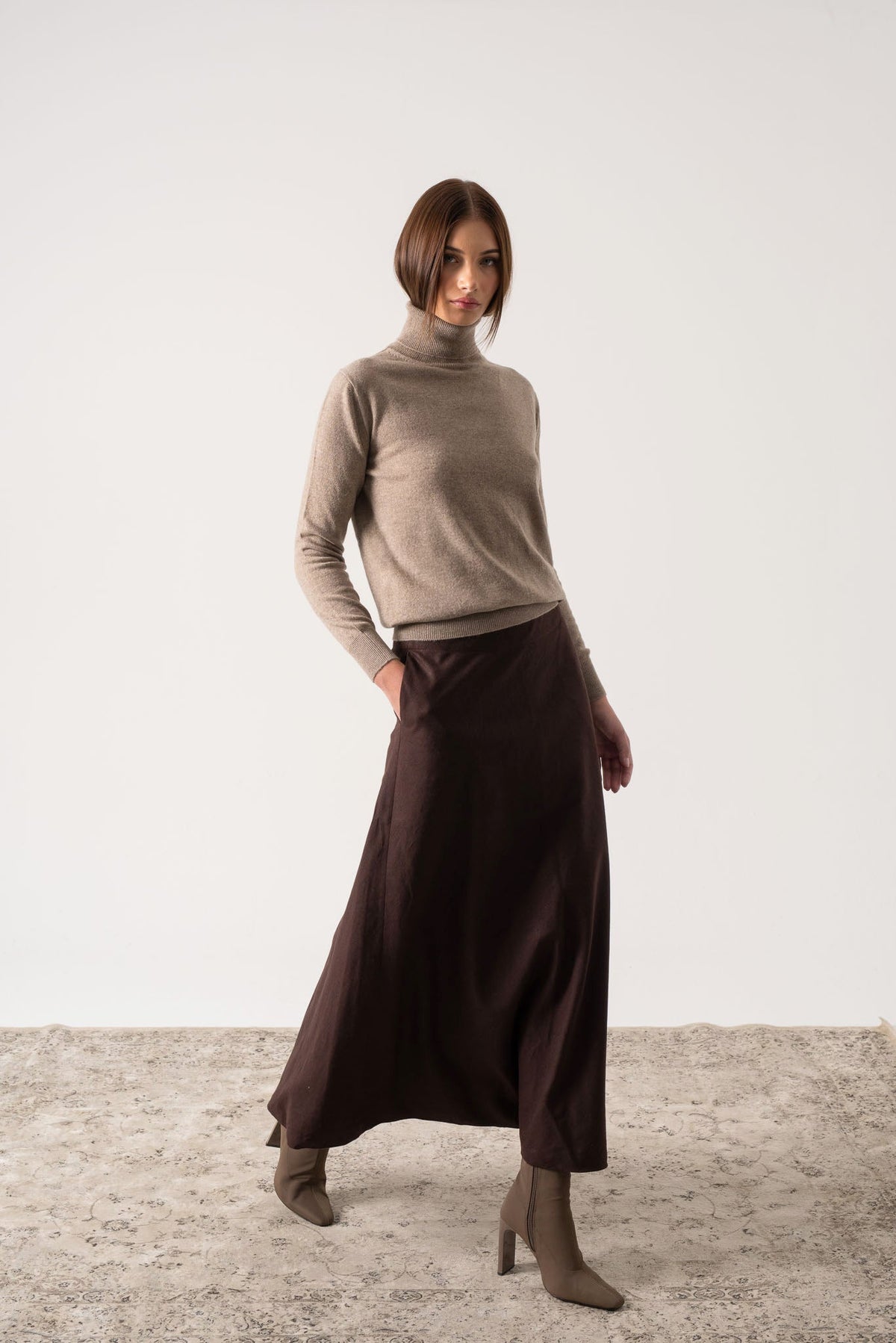 100% Cashmere Turtleneck Sweater Taupe