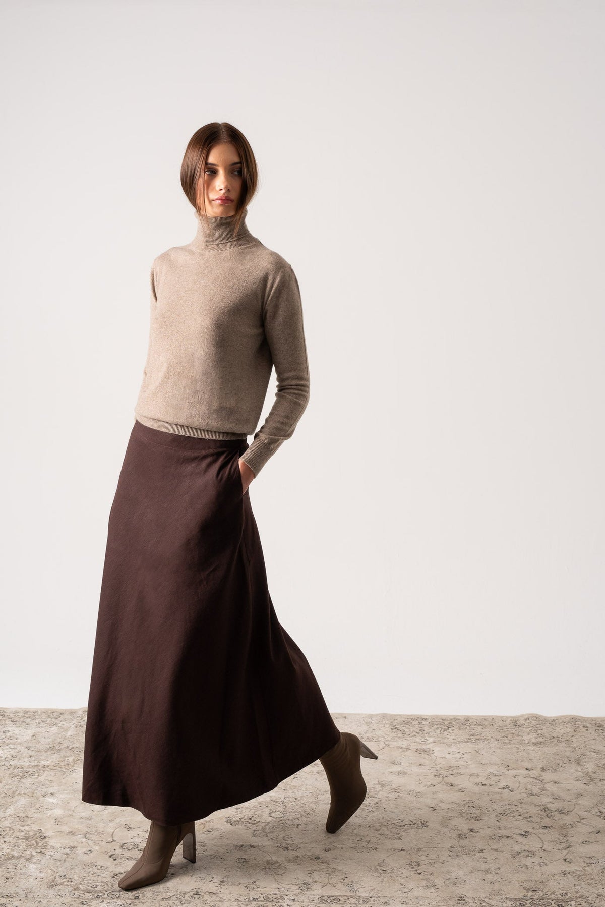 100% Cashmere Turtleneck Sweater Taupe