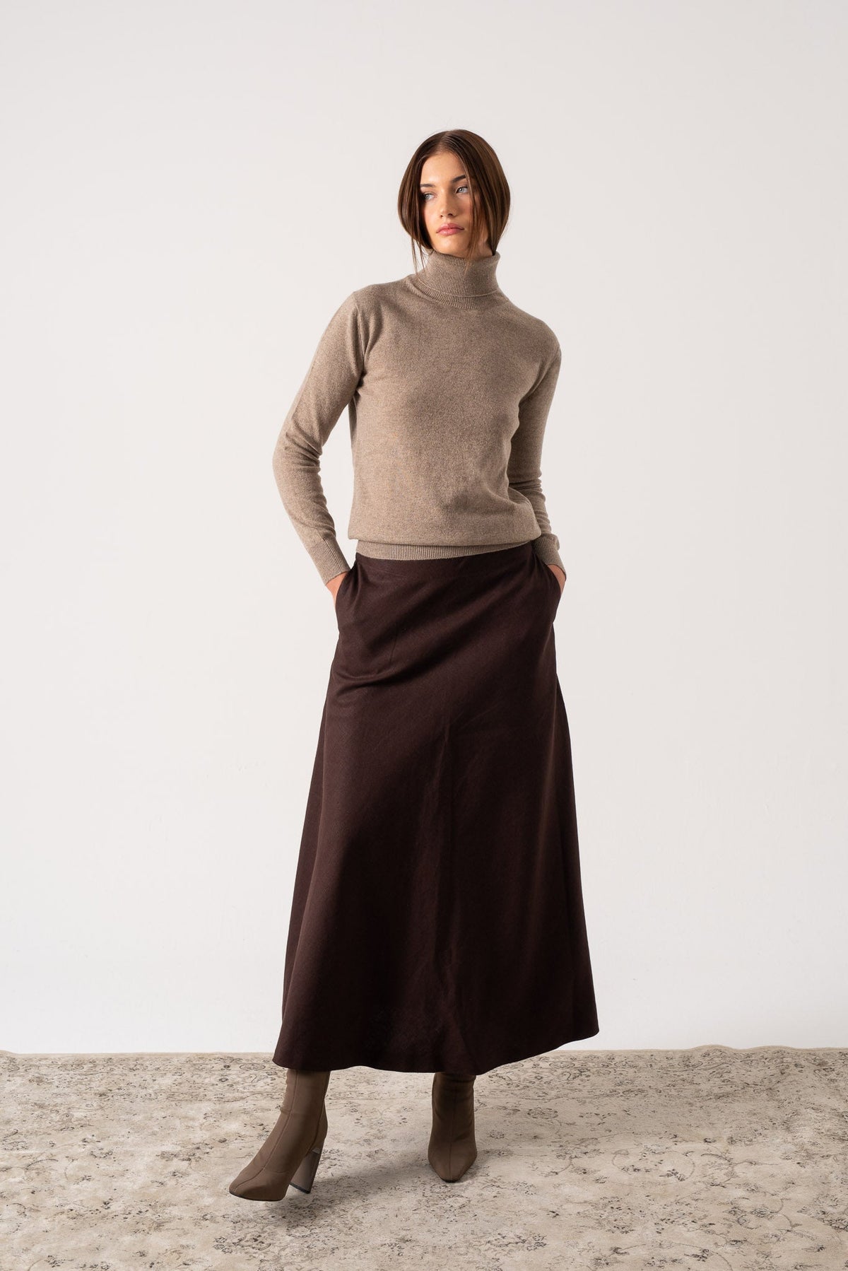 100% Cashmere Turtleneck Sweater Taupe
