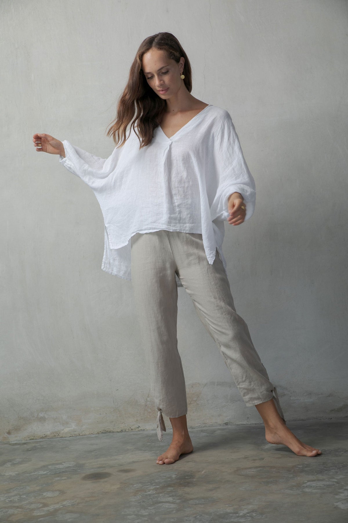 Relaxed Linen Top White + Tie-Knot Linen Capri Pants Oatmeal