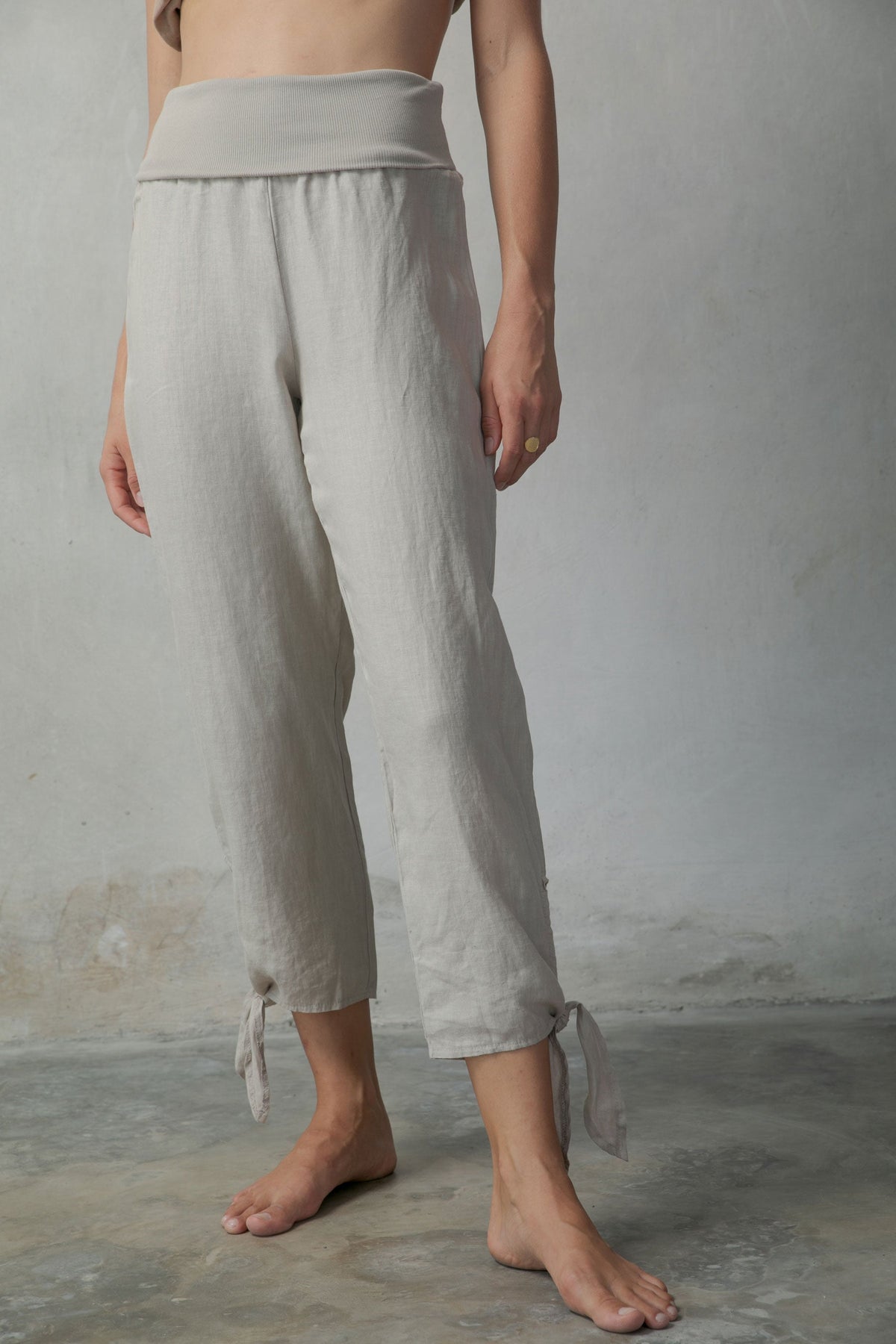 Relaxed Linen Top White + Tie-Knot Linen Capri Pants Oatmeal