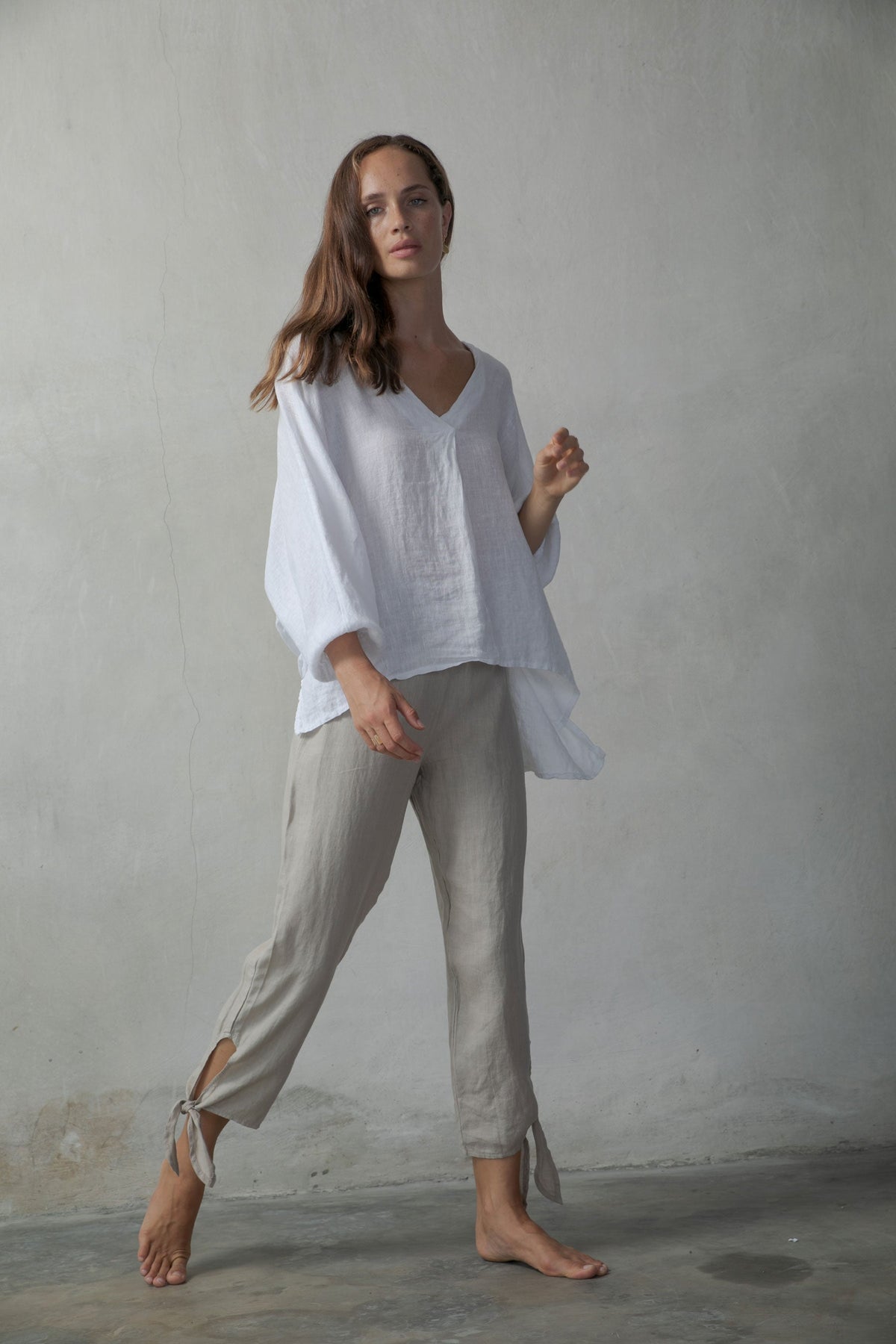 Relaxed Linen Top White + Tie-Knot Linen Capri Pants Oatmeal