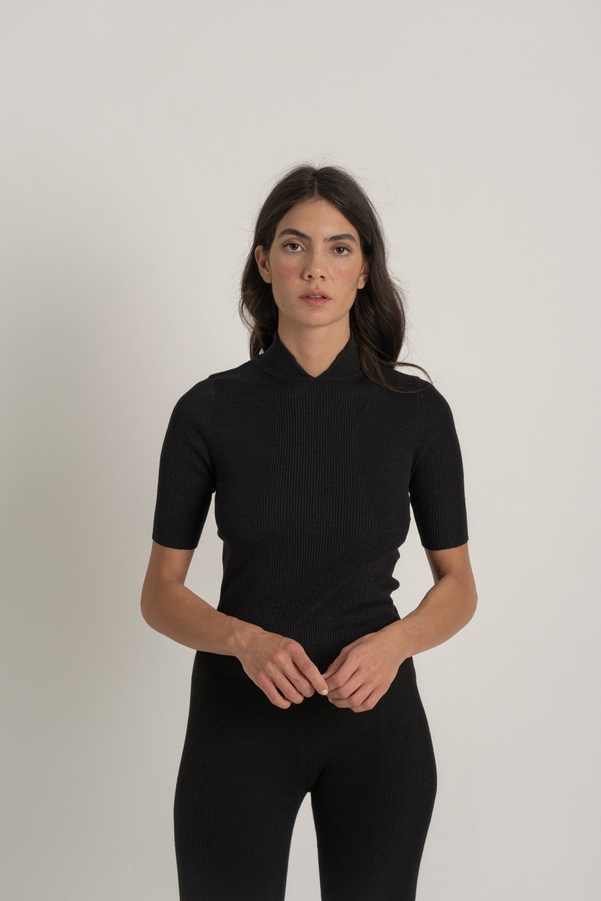 Ribbed Linen Entonnoir Top in Black