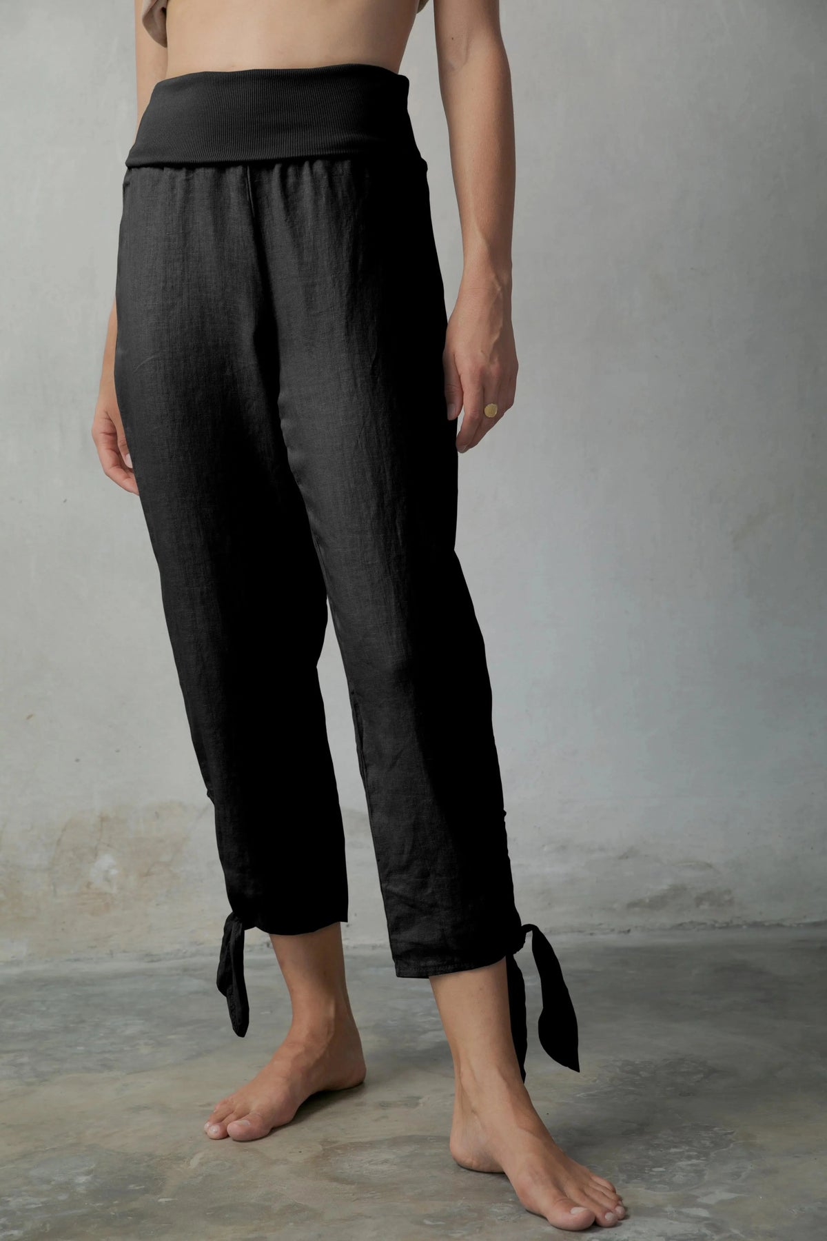Tie Knot Cami Top White + Capri Pants Black
